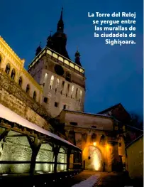  ??  ?? La Torre del Reloj se yergue entre las murallas de la ciudadela de
Sighișoara.