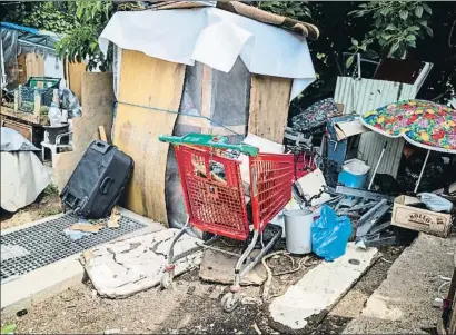  ?? MONTSE GIRALT ?? El carro lleno de chatarra le dará a Mohamed para comprar leche y pan