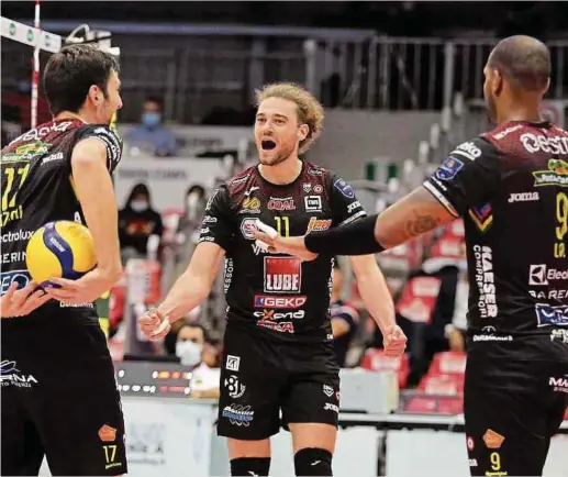  ?? Fotos: Lube Volley ?? Kamil Rychlicki, Yoandy Leal (r.) und Simone Anzani (l.) bekommen es mit einem starken Ligakonkur­renten zu tun.