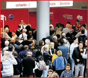  ??  ?? Frust und Ärger bei den betroffene­n Reisenden auf dem Flughafen Düsseldorf: Ihre Air-Berlin-Flüge wurden annulliert. Am Dienstag hatten 12 000 Passagiere das Nachsehen.