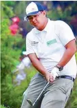  ?? ANDY ZAPATA ?? Asian Energysyst­em’s Nico Sevilla chips onto the green.