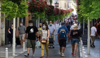  ?? (Photo Laurent Martinat) ?? Au Mourillon comme en centre-ville, beaucoup de piétons se baladent déjà masqués. L’obligation entre en vigueur aujourd’hui.