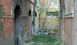  ??  ?? I luoghi A sinistra un’immagine dall’alto della ex Manifattur­a dei tabacchi in via Ravanas al quartiere Libertà; qui sopra il cantiere in cui dovrebbe sorgere Porta Futuro 2 e più in alto la situazione di degrado della zona