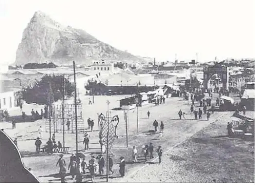  ?? ?? Una imagen de época de La Línea y Gibraltar.