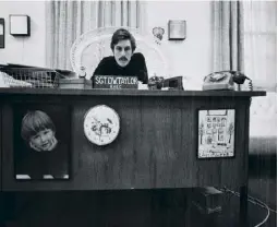  ??  ?? L’attaché de presse des Beach Boys Derek Taylor à son bureau dans les studios d’Apple, à Londres, en 1969.