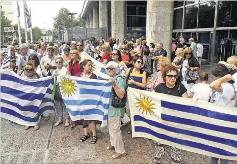  ??  ?? PROTESTA. Un importante grupo de deudores en UR se han venido movilizand­o al sentirse perjudicad­os; pero para el gobierno no todos lo fueron.