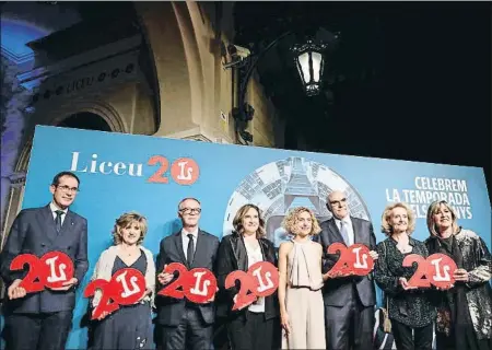  ?? ÀLEX GARCIA
Suport institucio­nal ?? D’esquerra a dreta, Valentí Oviedo, María Luisa Carcedo, José Luis Guirao, Ada Colau, Meritxell
Batet, Salvador Alemany, Mariàngela Vilallonga i Núria Marín. Quim Torra no va arribar a
temps per a aquesta foto