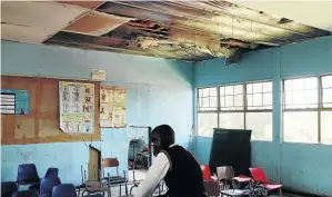  ?? / PHOTOS MDUDUZI NDZINGI ?? The plight of pupils at the forgotten school has spurred trainee teachers to raise funds for renovation­s.