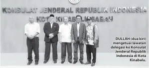  ??  ?? DULLAH (dua kiri) mengetuai lawatan delegasi ke Konsulat Jenderal Republik Indonesia di Kota Kinabalu.