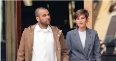  ?? /EFE. ?? Dani Alves (izq.) acude cada viernes al juzgado en Barcelona a firmar mientras se encuentra en libertad bajo fianza.