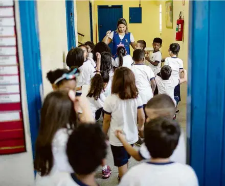  ?? Diego Padgurschi 2.mai.18/Folhapress ?? Alunos do primeiro ano do ensino fundamenta­l de escola municipal na Vila Mazzei, zona norte de SP