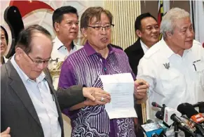  ?? ?? In high spirits: abang Johari holding a media statement about GPS’ alliance at the Pbb headquarte­rs in Kuching. With him are Sarawak deputy premiers (from left) douglas Uggah embas and datuk amar
awang Tengah ali Hasan. — bernama