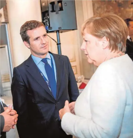  ?? EFE ?? Pablo Casado charla con Angela Merkel