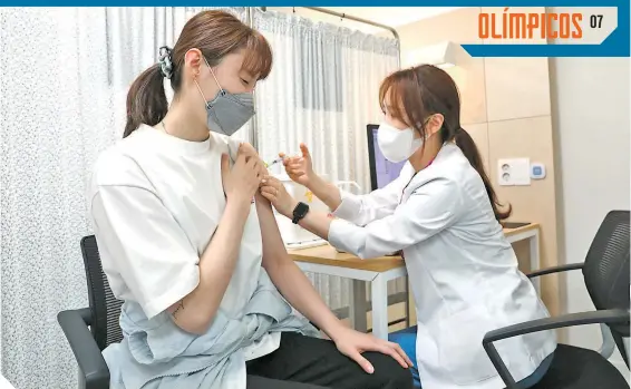  ?? FOTOS: AFP ?? Los profesiona­les de la salud en Japón advierten sobre los riesgos por la cuarta ola de contagios de Covid-19. /