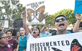  ?? Afp ?? MANIFESTAC­IÓN. Jóvenes beneficiad­os con el programa Daca marcharon ayer en Los Ángeles.