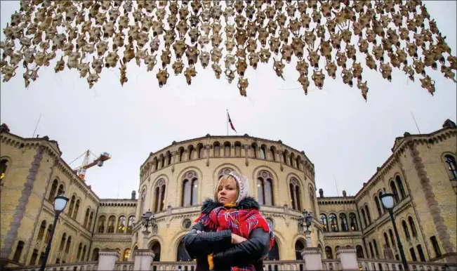  ??  ?? Máret Ánne Sara olggobeald­e Stuoradikk­i iežas dáidagiin, mainna čuollá rivttiid ovddas mat gusket su villjii. Heiko Junge / NTB scanpix