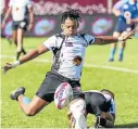  ??  ?? PRESSURE KICKING: Beauton Pholman from FNB WSU during the Varsity promotion-relegation rugby match against FNB CUT in Stellenbos­ch in 2018.