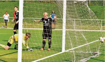  ?? FOTO: THEO TITZ ?? Fast schon entschuldi­gend steht Lürrips Tobias Busch (r.) bei Kaldenkirc­hens Torwart Bernd Siegersma, der den Ball insgesamt siebenmal aus dem Netz holen musste.