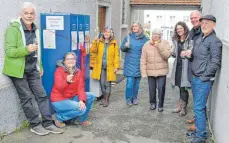  ?? FOTO: ANNETTE RÖSLER ?? Die offizielle Einweihung des Lebensmitt­elretter-Schranks findet mit einer kleinen Feierstund­e statt: Erich Schöpe, Melanie Friedrich, Claudia Thurnherr, Karin Plettscher, Gisela Imhoff, Anna Wenisch, Gerd Schwarz und Peter Brauchle stoßen auf das neue Projekt an.