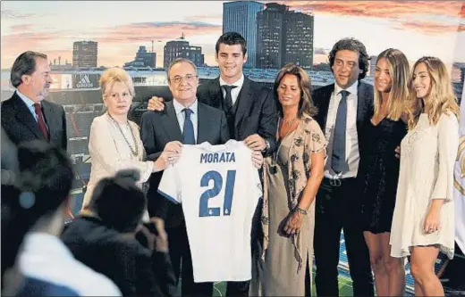  ??  ?? Florentino Pérez al costat d’Álvaro Morata i la família d’aquest el dia de la seva presentaci­ó