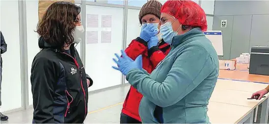  ??  ?? Arriba, la presidenta regional durante el vuelo de reconocimi­ento aéreo de la nevada. Abajo, en su visita a una escuela de hostelería