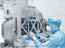  ?? FOTO: ZEISS ?? Montage von Lithografi­esystemen in Oberkochen: Die beiden Partner Zeiss und ASML haben sich mit dem Konkurrent­en Nikon auf ein neues Lizenzabko­mmen geeinigt.