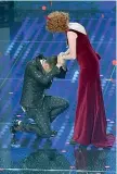 ??  ?? Sul palco Francesco Gabbani in ginocchio davanti a Fiorella Mannoia