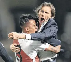  ?? /EFE. ?? El peruano Christian Cueva (8) celebra con su técnico, Ricardo Gareca, tras marcar el segundo gol a Venezuela.