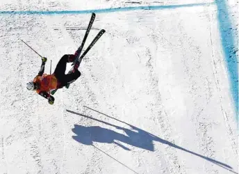  ?? (JONATHAN HAYWARD/THE CANADIAN PRESS VIA AP) ?? La chute du Canadien Christophe­r Del Bosco lors des 8es de finale. Verdict: bassin fracturé.