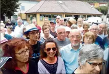  ??  ?? Dans le bus de substituti­on, arrivé  heures après l’horaire prévu du train, il ne reste plus un strapontin. Une chance que  passagers, plus une autre passagère en perdition à la gare de La Brigue, aient pu, quant à eux être conduits à Breil par une habitante de Saorge un peu avant... (Photo M.P.)