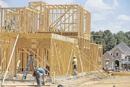  ?? Melissa Phillip / Houston Chronicle ?? Constructi­on continues in the gated Woodtrace community in Tomball, one of the areas seeking to emulate The Woodlands.