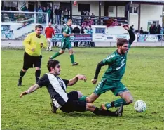  ?? Foto: Tautz ?? Eine schmerzlic­he Heimnieder­lage mussten Max Storzer und der VfL Westendorf im Derby gegen den TSV Meitingen II (links Michael Fischer) hinnehmen.