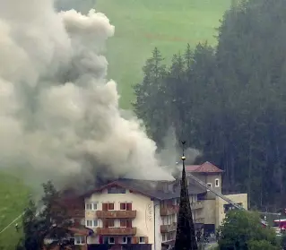  ?? (Foto: Goinfo.it) ?? Danni ingenti L’hotel Les Alpes preda delle fiamme provocate dal fulmine