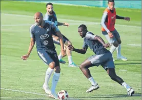  ?? FOTO: EFE ?? Steven N’Zonzi y Benjamin Mendy, pugnando por un balón durante el entrenamie­nto