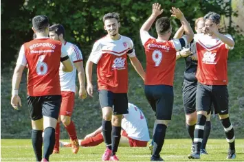  ?? Foto: Ernst Mayer ?? Kontrastpr­ogramm in Ettenbeure­n: Während die Bosporus Kicker erleichter­t den Einzug ins zweite Qualifikat­ionsspiel feiern, ist für die TGB Fußballer das Kapitel Aufstieg in die A Klasse erledigt.