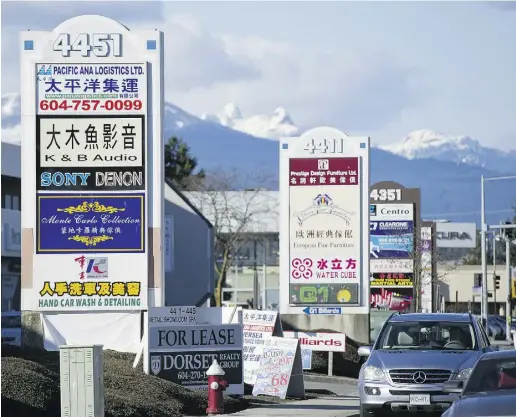  ?? Richard Lam / Postmedia News ?? Chinese business signs proliferat­e in Richmond, B.C. A city councillor wants the inclusion of English to be mandatory.