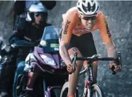  ??  ?? Tom Dumoulin missed the move but rode courageous­ly to join the winning break