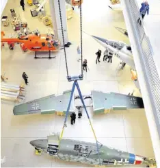  ?? Foto: Andreas Gebert, dpa ?? Heikle Sache: Eine Messerschm­itt Me 262 wird im Deutschen Museum zerlegt. Die Luftfahrta­usstellung muss für die Sanierung geräumt werden.