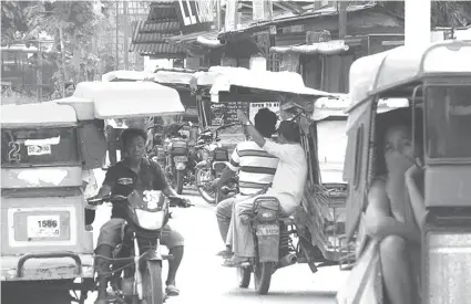  ?? / SUNSTAR FILE FOTO ?? ■ LAPU-LAPU TRICYCLES: Usa ang Lapu-Lapu sa mga dakbayan sa Metro Cebu nga daghang tricycles nga nagbiyahe sa sentro sa siyudad nga giplohan nga usbon ang ilang rota.