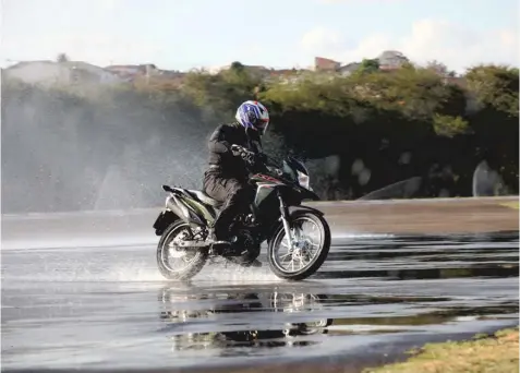  ?? Foto: Renato Durães/infomoto ?? Motos contam com apenas dois pontos de contato com o solo – por isso, qualquer falha nos pneus pode levar à instabilid­ade