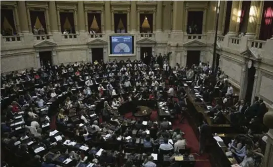  ?? JUAN MABROMATA / AFP ?? O revés parlamenta­r do pacote de reformas do presidente argentino, Javier Milei, após a retirada do apoio de deputados aliados, adiciona incertezas em relação à governabil­idade