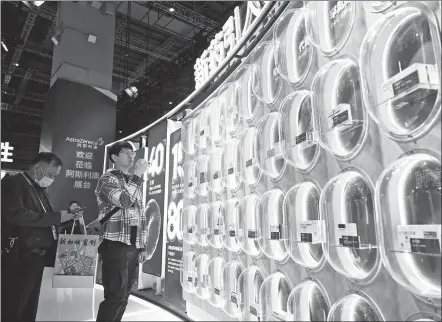  ?? PROVIDED TO CHINA DAILY ?? Visitors check out AstraZenec­a products during the sixth China Internatio­nal Import Expo in Shanghai in November.