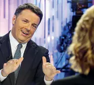  ??  ?? Matteo Renzi negli studi di «Otto e mezzo» su La7, davanti a Lilli Gruber