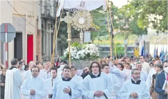  ?? ?? La procesión de fieles partió de la Catedral Metropolit­ana y se realizó por las calles de Asunción.