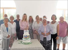  ?? ?? Newbury MP Laura Farris cuts a cake with committee members