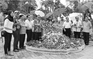  ??  ?? Sairin (fifth right) representi­ng Yahya, launching the flower festival at Sabah Agricultur­e Park in Tenom, yesterday.