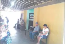  ??  ?? Pacientes esperan ser atendidos en el hospital de Limpio que necesita médicos, insumos, medicament­os y otros.