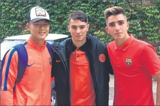  ?? FOTO: MBSPORTS ?? Los azulgranas Lee y Monchu posan junto a Brahim Díaz, del City, tras el partido de Youth League