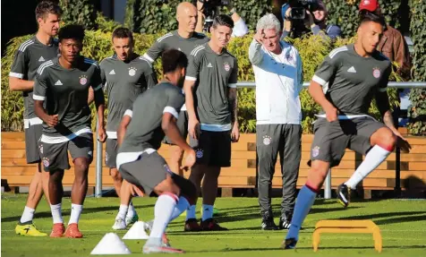  ?? Foto: Witters ?? Seit Jupp Heynckes beim FC Bayern wieder die Richtung vorgibt, ist neues Leben in der Mannschaft. Auch beim Abschlusst­raining gestern vor dem Champions League Spiel heute abend gegen Celtic Glasgow gab der 72 Jährige persönlich die Richtung vor.