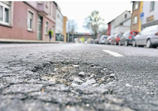  ?? FOTO: STEPHAN KÖHLEN ?? Die Richrather Straße bekommt einen neuen Regenwasse­rkanal und eine neue Fahrbahnde­cke.